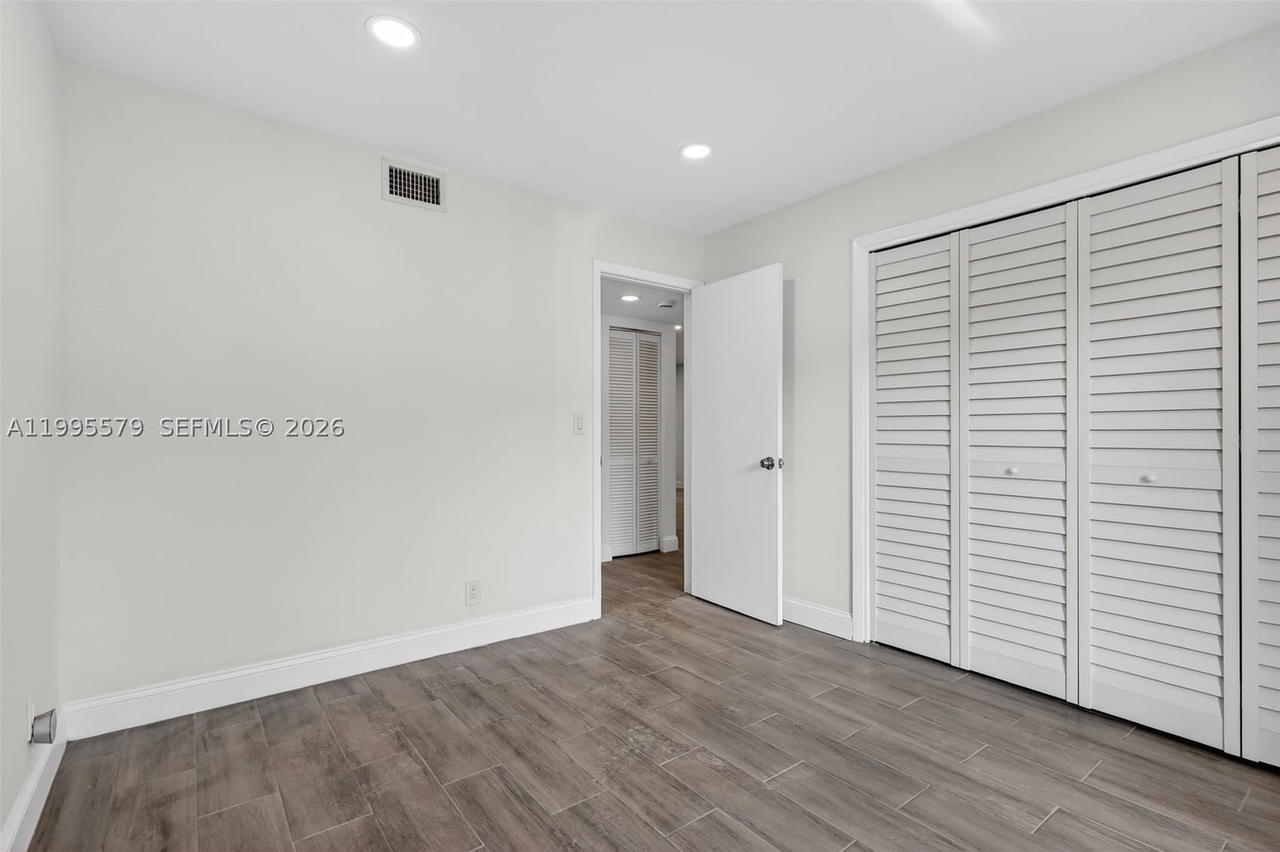 Real estate property located at 275 Gate Rd #104, Broward, Villas At Carriage Hills, Hollywood, FL