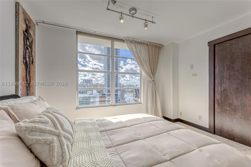 Real estate property located at 3800 Ocean Drive #1606, Broward, Hallmark Of Hollywood Con, Hollywood, FL