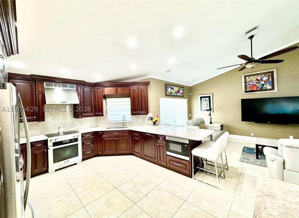 Real estate property located at 2723 Abiaca Cir, Broward, Ridge On Nob Hill, Davie, FL