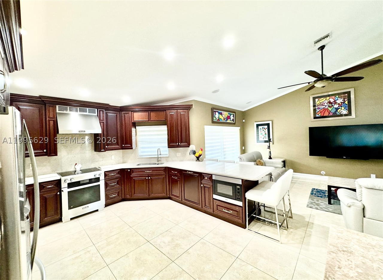Real estate property located at 2723 Abiaca Cir, Broward, Ridge On Nob Hill, Davie, FL