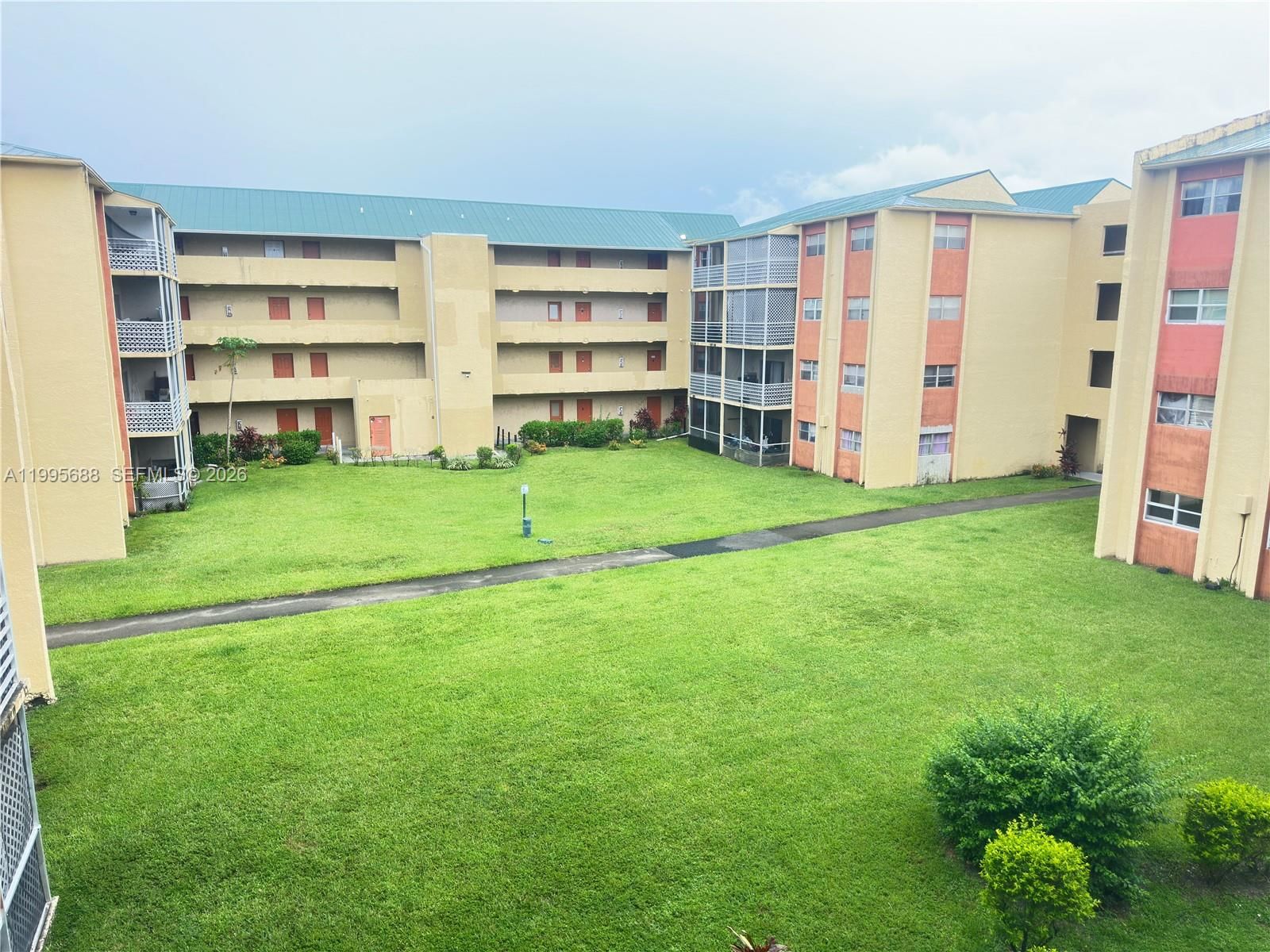 Real estate property located at 3600 21st St #309, Broward, Sunset Hills I Condominiu, Lauderdale Lakes, FL