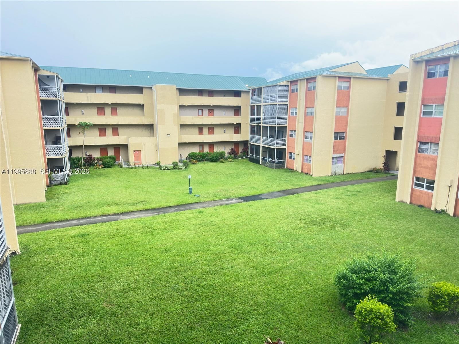 Real estate property located at 3700 21st St #401, Broward, Sunset Hills I Condominiu, Lauderdale Lakes, FL