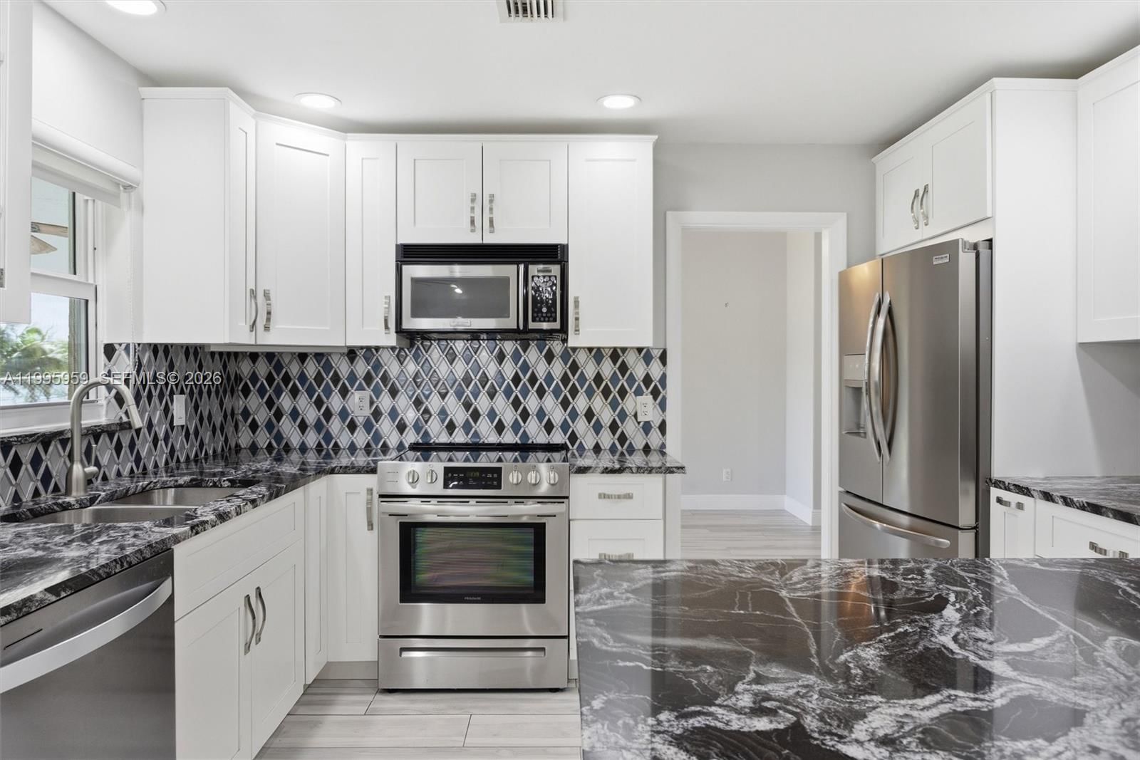 Real estate property located at 8230 55th Ct, Broward, Davie Lake Estates, Davie, FL