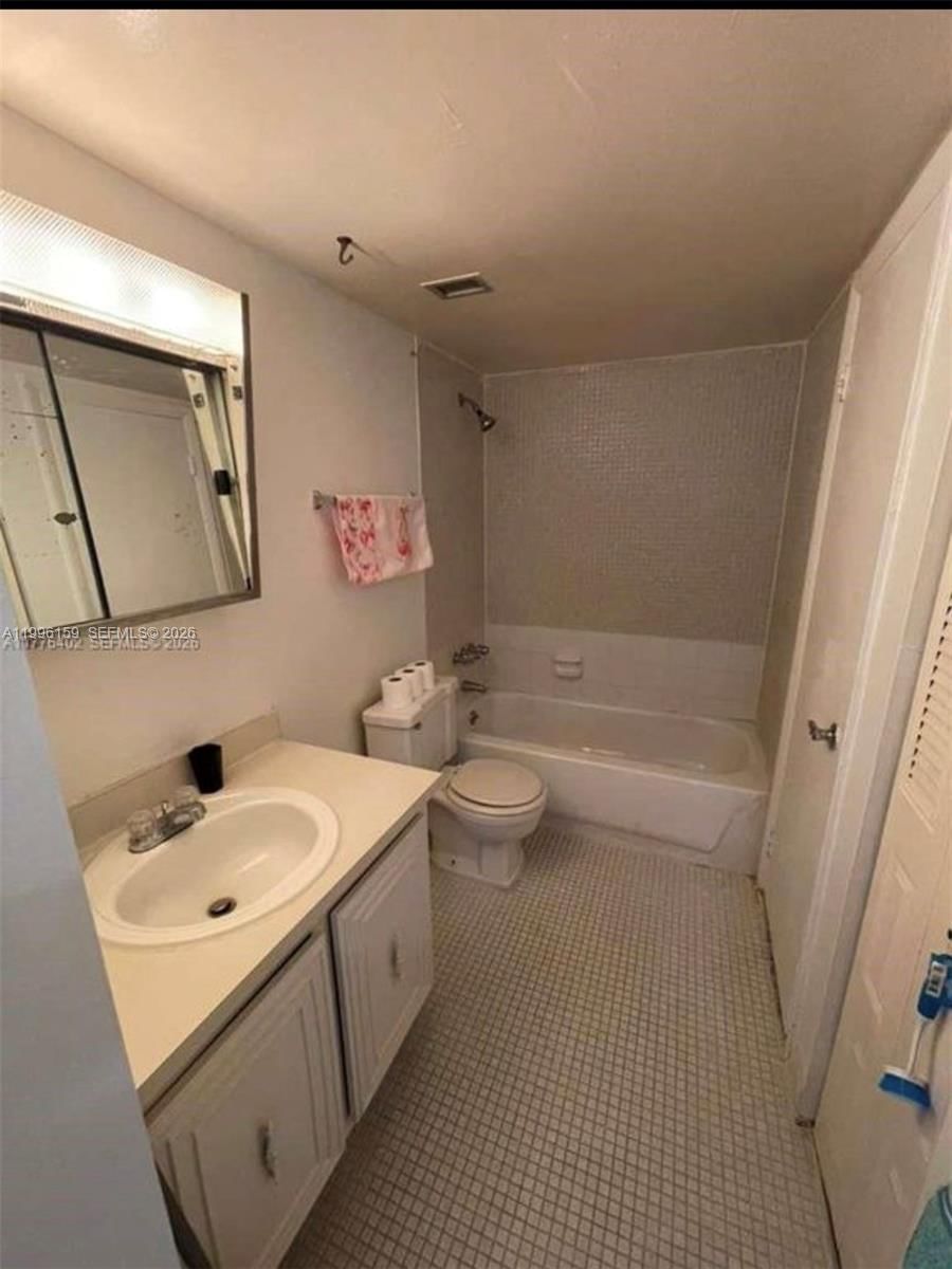 Real estate property located at 496 165th St Rd D-611, Miami-dade, Montecarlo Condo, Miami, FL