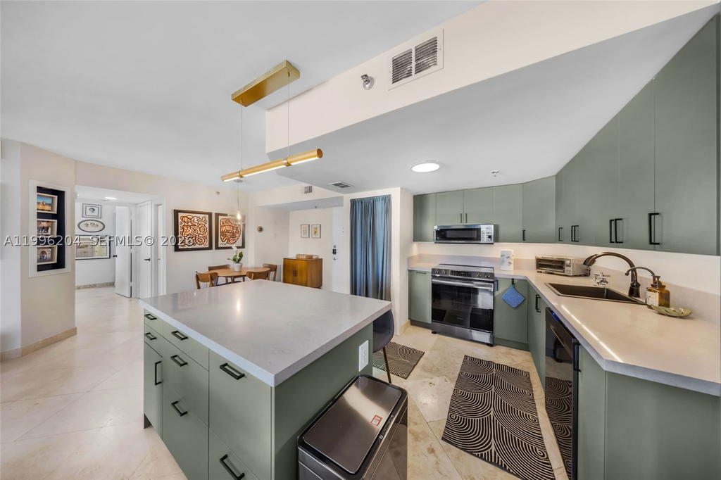 Real estate property located at 1621 Bay Rd #802, Miami-dade, Bayview Plaza Condo, Miami Beach, FL