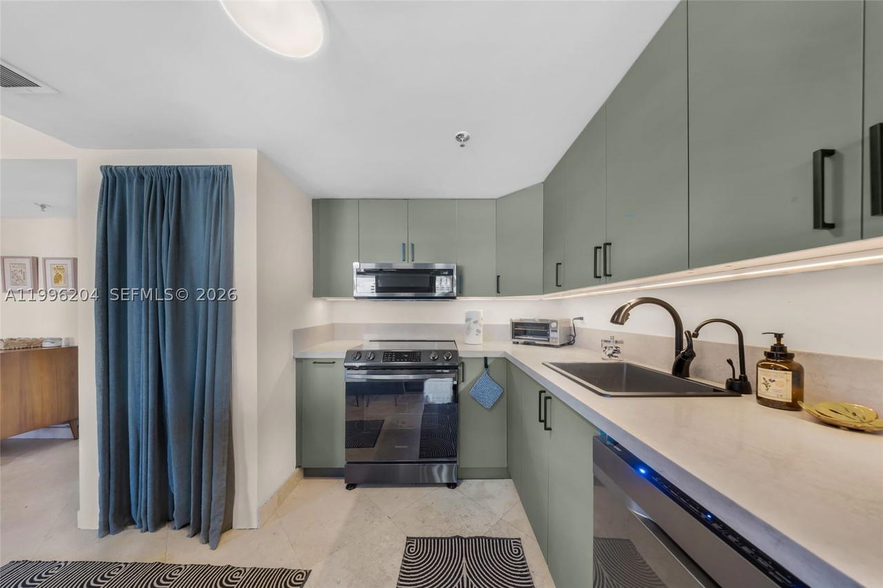 Real estate property located at 1621 Bay Rd #802, Miami-dade, Bayview Plaza Condo, Miami Beach, FL