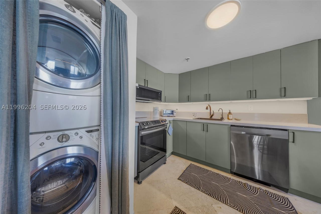 Real estate property located at 1621 Bay Rd #802, Miami-dade, Bayview Plaza Condo, Miami Beach, FL
