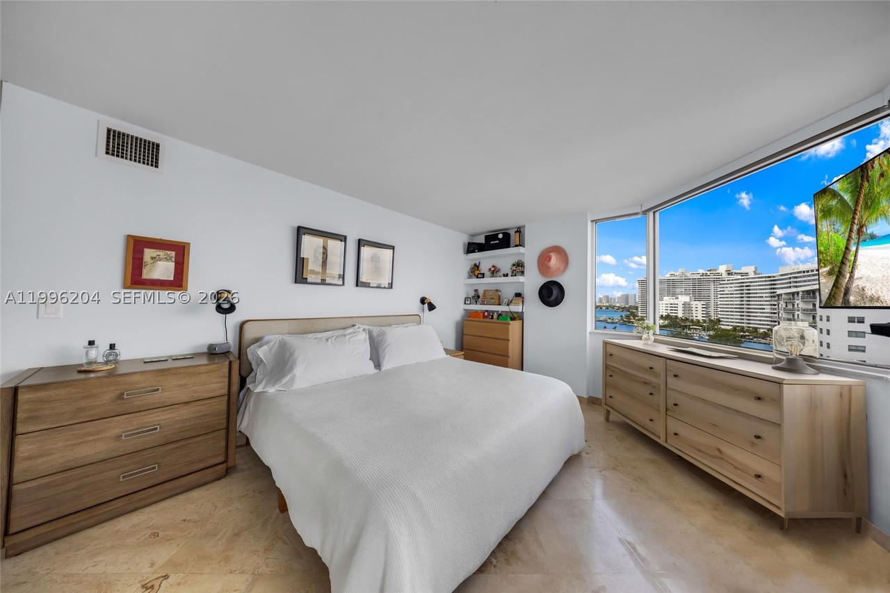 Real estate property located at 1621 Bay Rd #802, Miami-dade, Bayview Plaza Condo, Miami Beach, FL