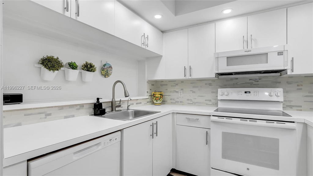 Real estate property located at 100 130th Ter #204C, Broward, Lancaster At Century Vill, Pembroke Pines, FL