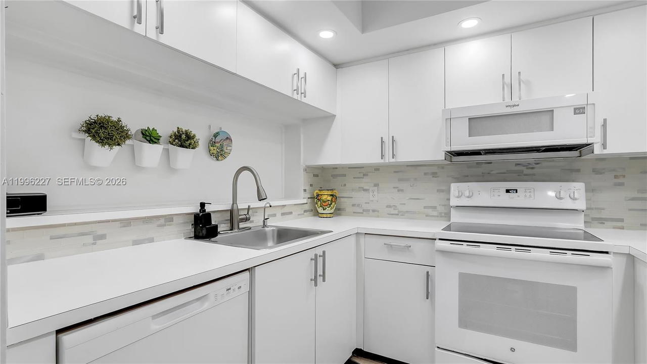 Real estate property located at 100 130th Ter #204C, Broward, Lancaster At Century Vill, Pembroke Pines, FL