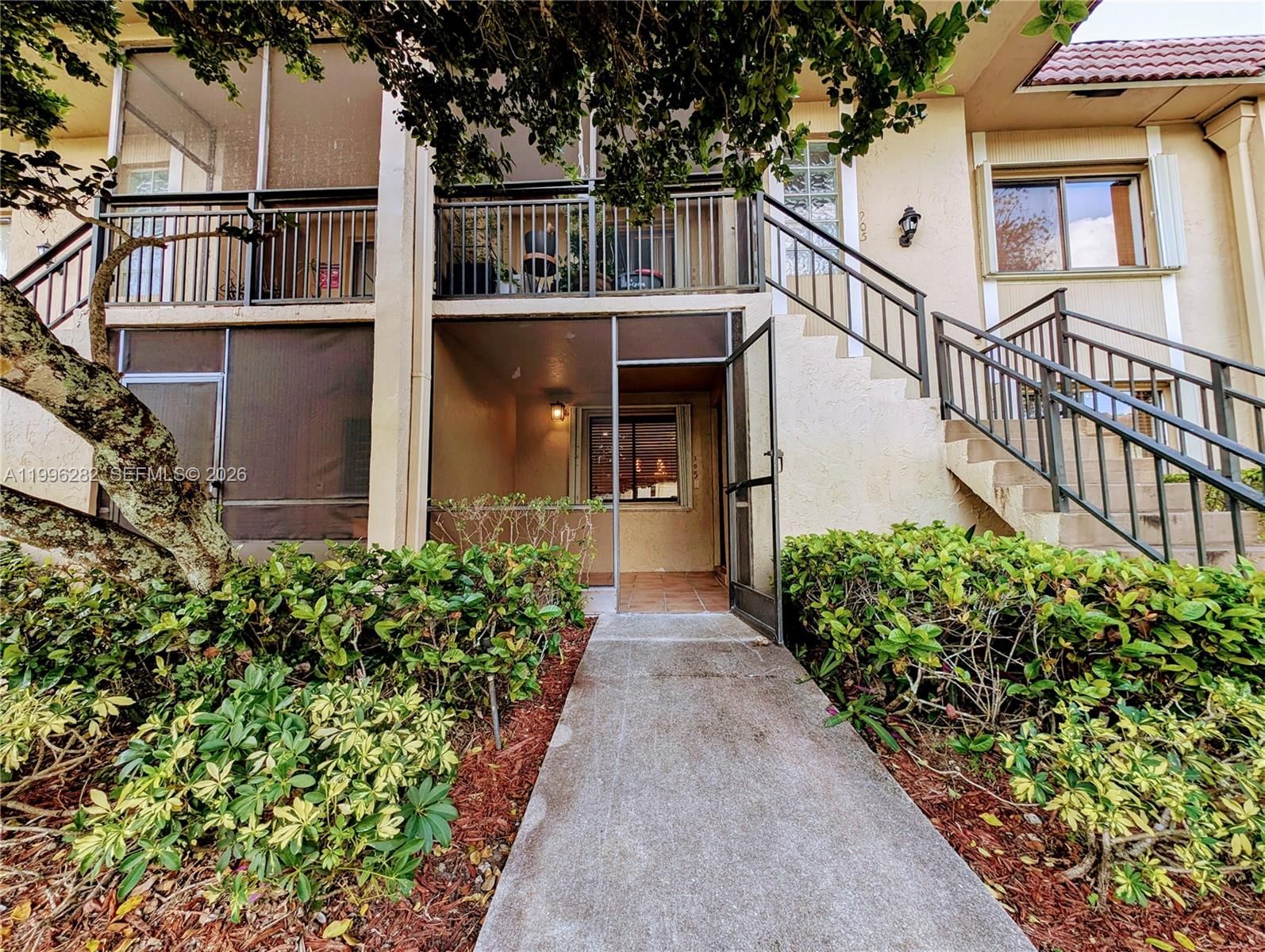 Real estate property located at 310 Lakeview Dr #105, Broward, Racquet Club Apts At Bona, Weston, FL