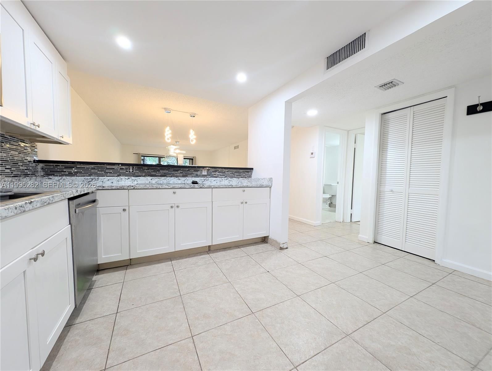 Real estate property located at 310 Lakeview Dr #105, Broward, Racquet Club Apts At Bona, Weston, FL
