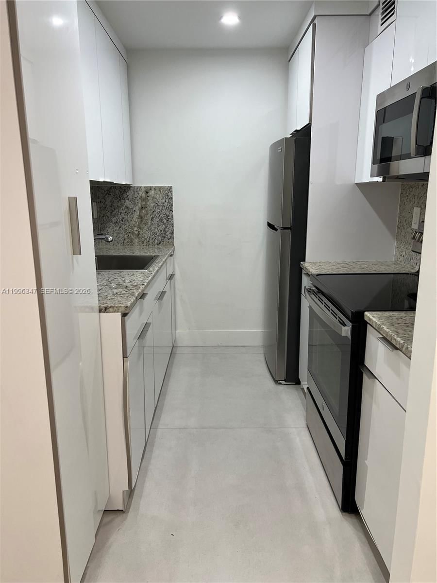 Real estate property located at 7160 Fairway Dr J16, Miami-dade, Cypress Village Condo, Miami Lakes, FL