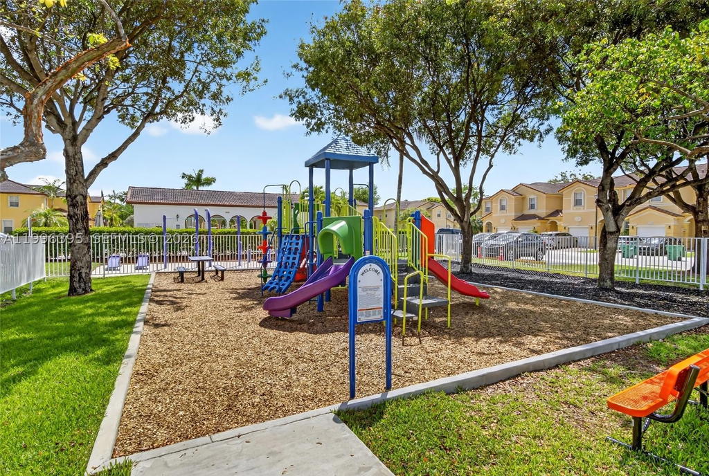 Real estate property located at 8766 112th Path, Miami-dade, Islands At Doral Northwes, Doral, FL
