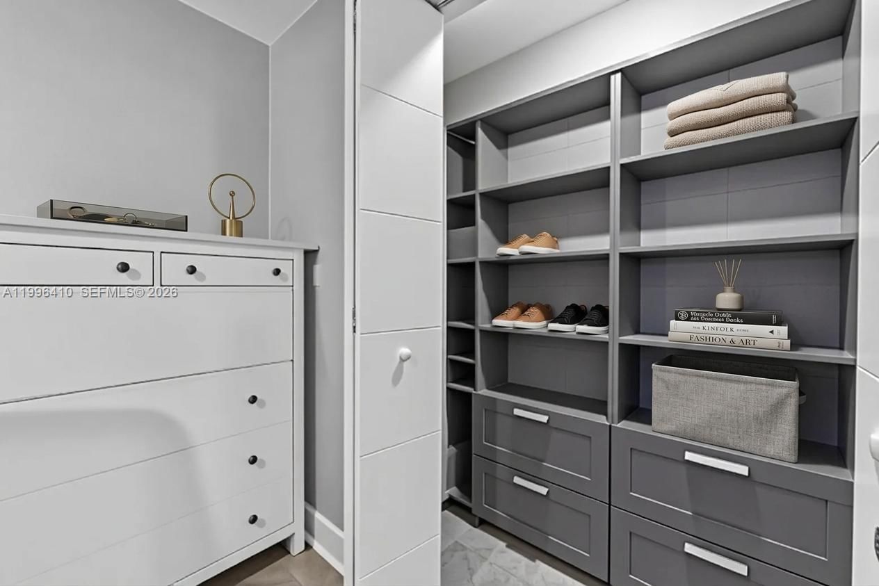 Real estate property located at 19530 55th Circle Place, Miami-dade, Lakes Of Acadia Unit 5, T, Miami Gardens, FL