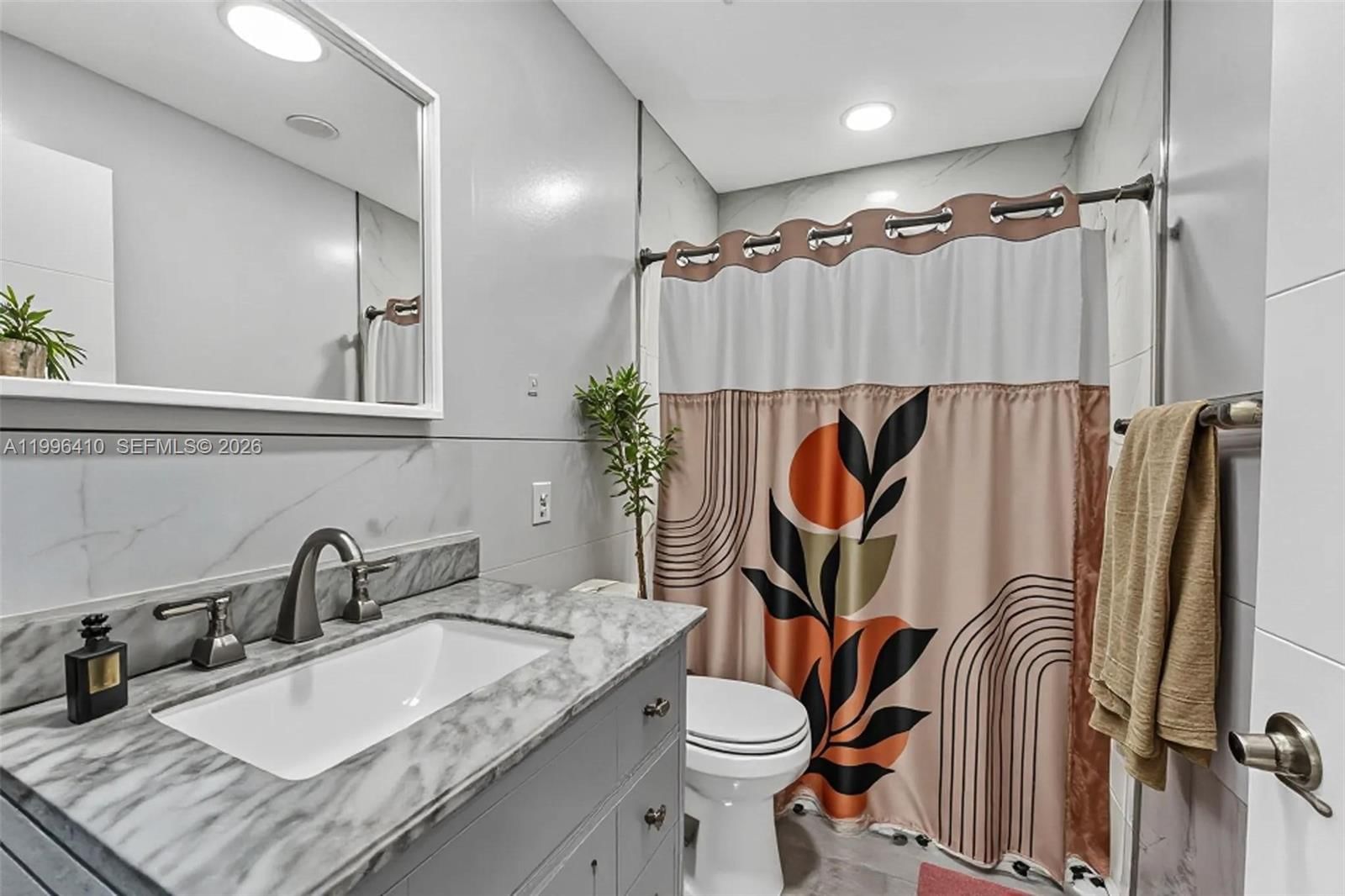 Real estate property located at 19530 55th Circle Place, Miami-dade, Lakes Of Acadia Unit 5, T, Miami Gardens, FL