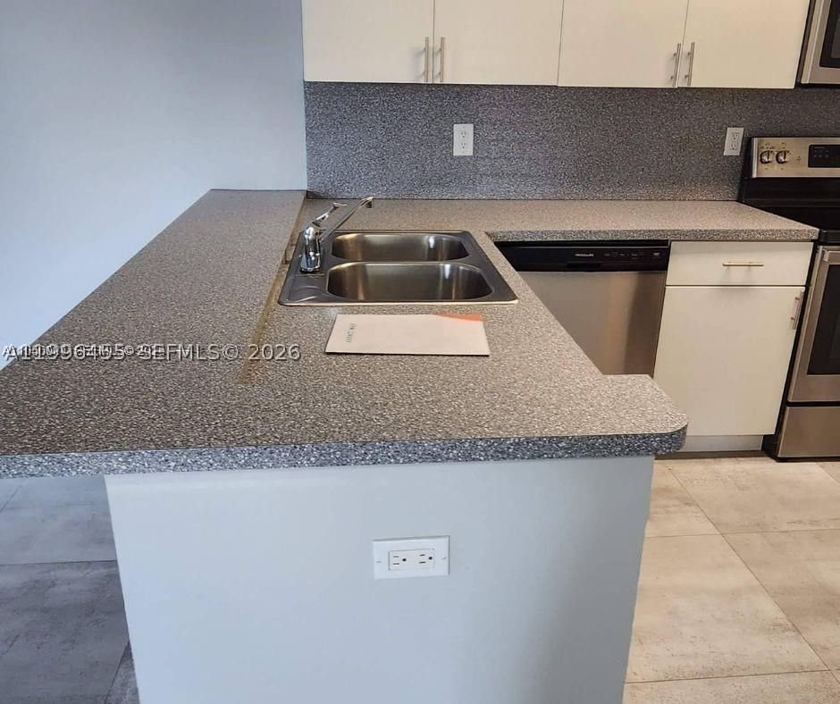 Real estate property located at 15354 72nd St #31-11, Miami-dade, Rozland Condo, Miami, FL