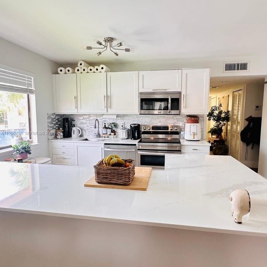 Real estate property located at 223 Lakeview Dr #204, Broward, Racquet Club Apartments A, Weston, FL