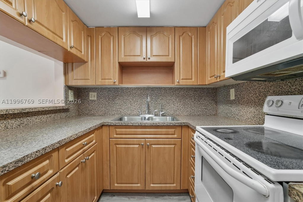 Real estate property located at 995 84th Ave #309, Miami-dade, Westchester Point Condo, Miami, FL