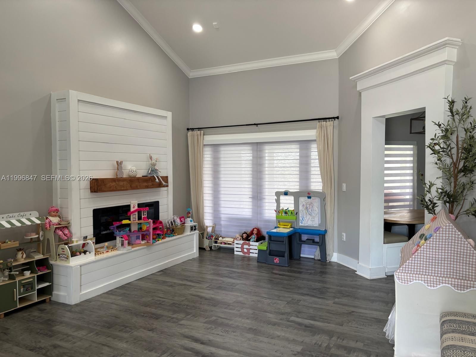 Real estate property located at 15891 76th St, Miami-dade, Heftler Homes At Lago Mar, Miami, FL