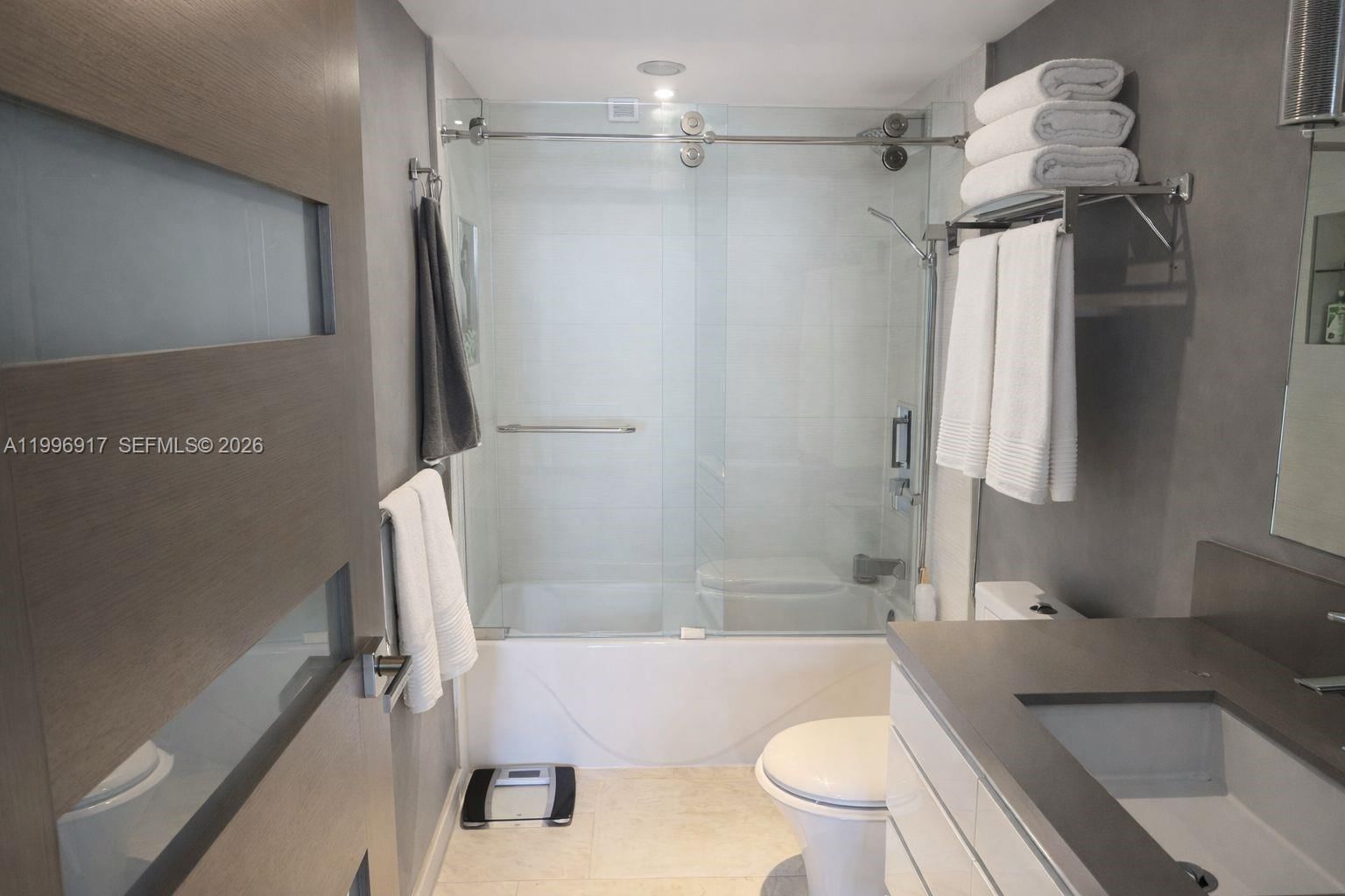 Real estate property located at 701 Brickell Key Blvd #1611, Miami-dade, Courvoisier Courts Condo, Miami, FL