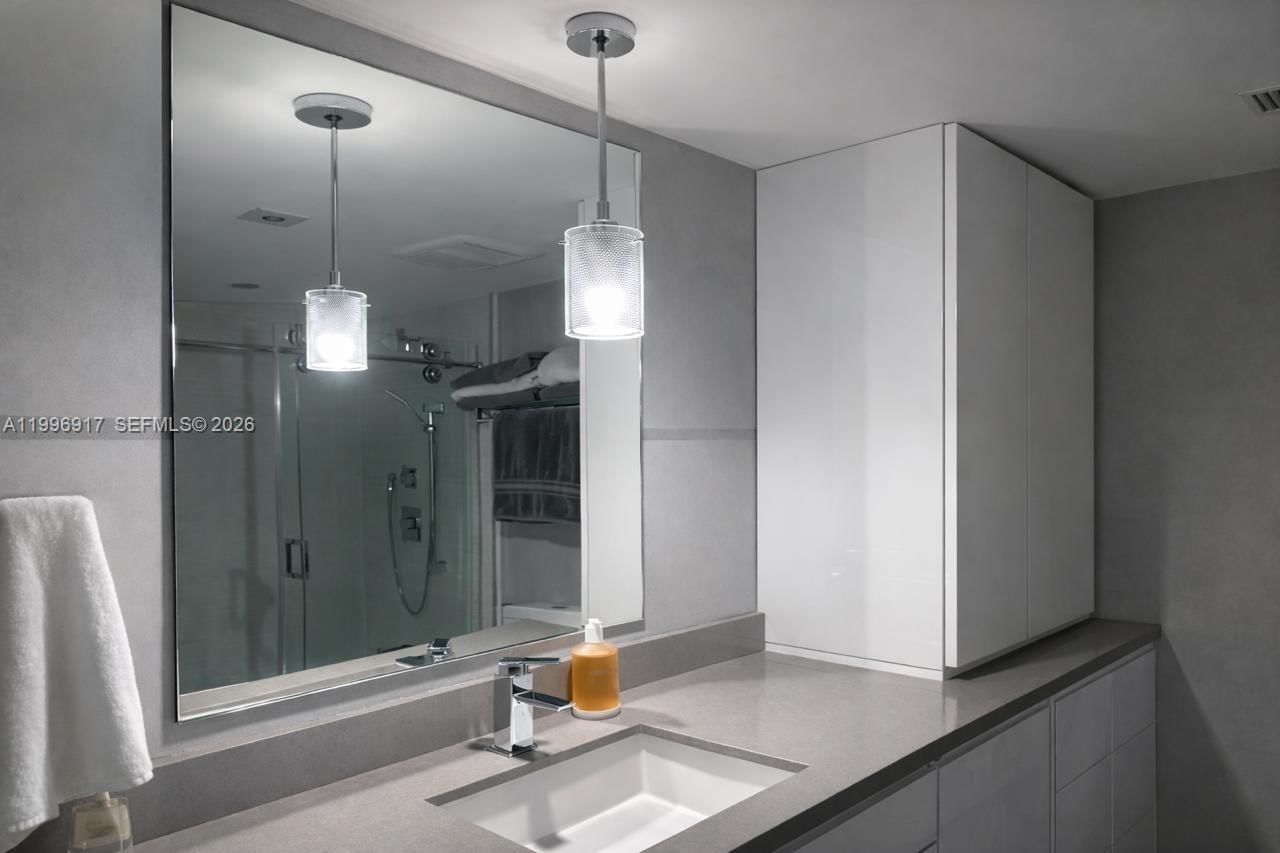 Real estate property located at 701 Brickell Key Blvd #1611, Miami-dade, Courvoisier Courts Condo, Miami, FL