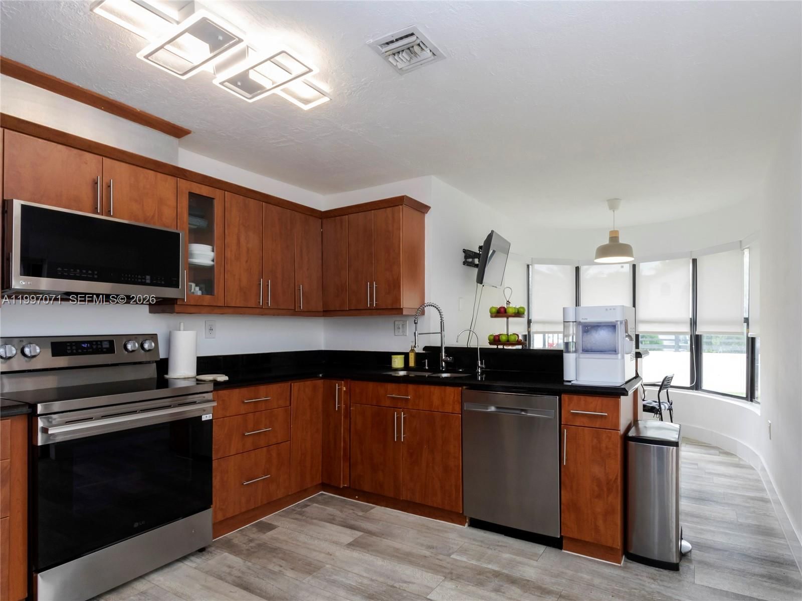 Real estate property located at 11722 107th Ter, Miami-dade, The Missions, Miami, FL