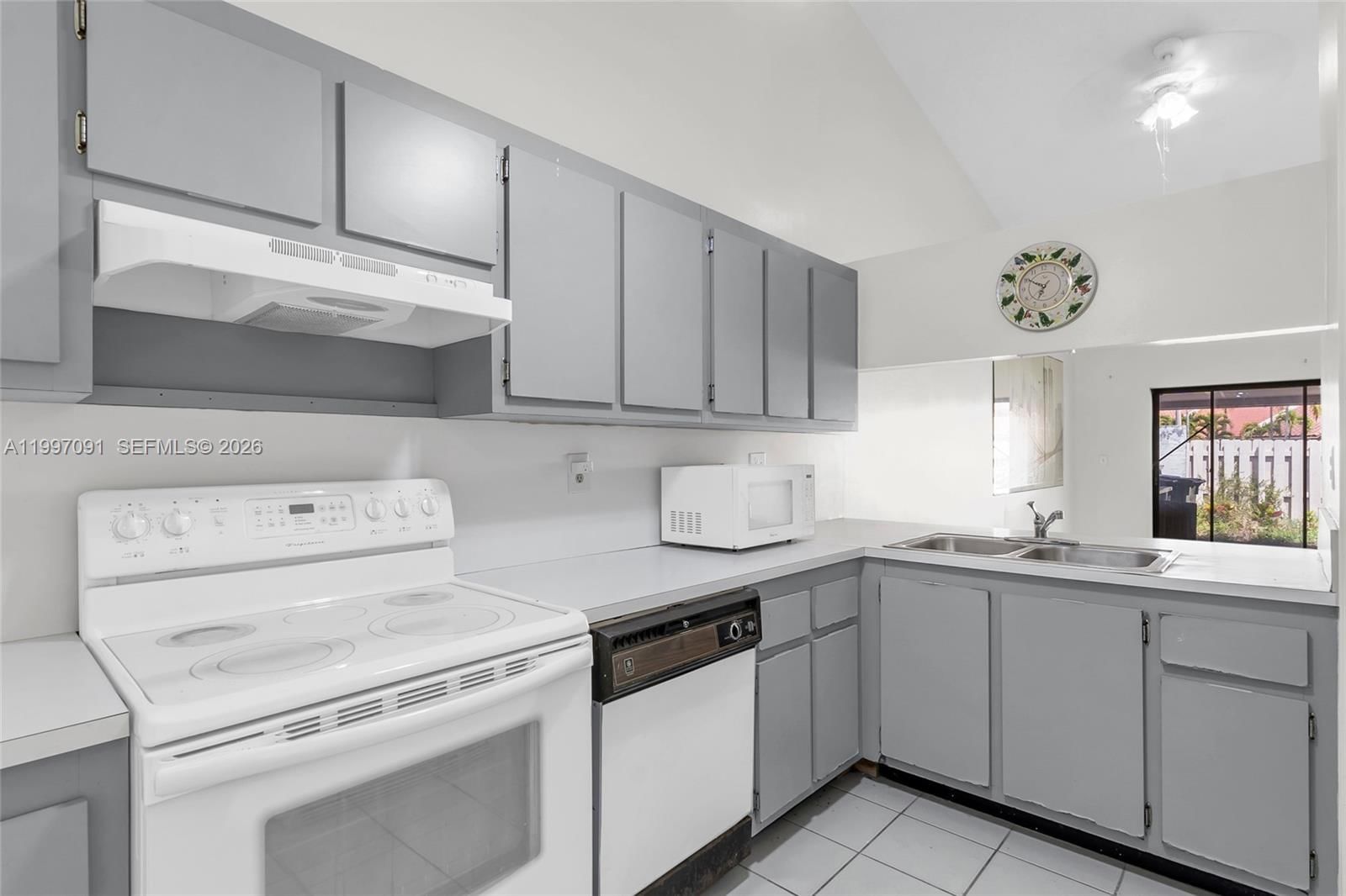 Real estate property located at 6323 147th Place Cir, Miami-dade, Somerset Villas, Miami, FL