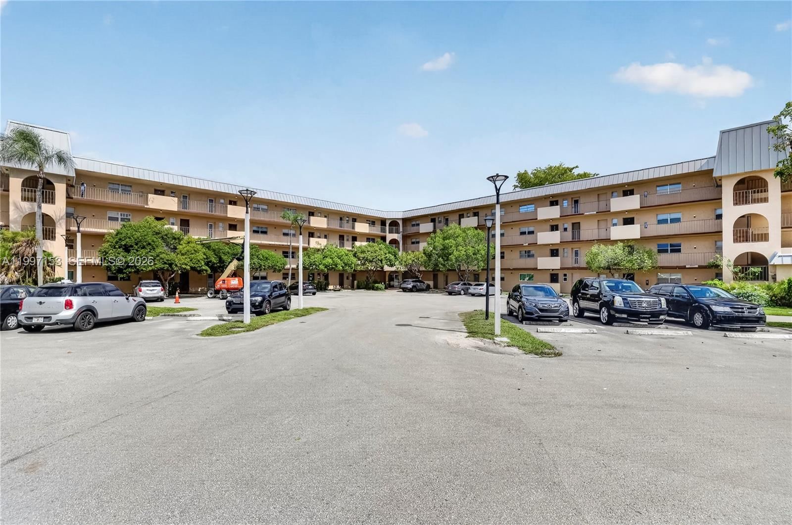 Real estate property located at 6201 Falls Cir Dr #207, Broward, Inverrary Country Club, Lauderhill, FL