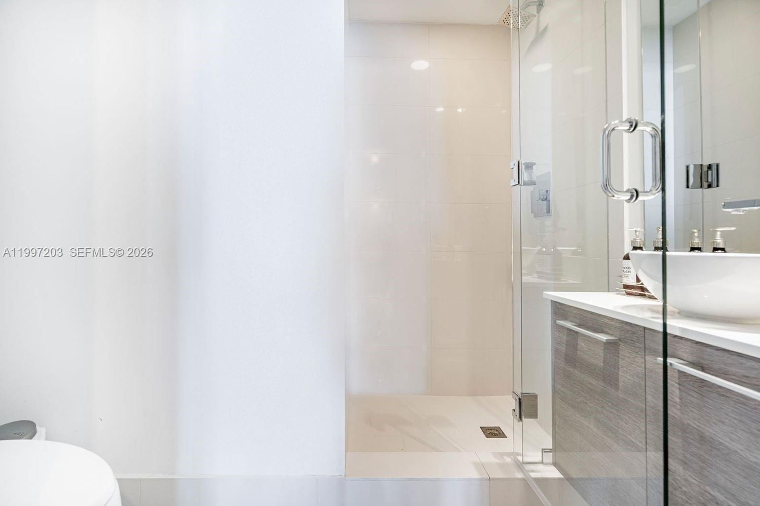 Real estate property located at 650 32nd St #2005, Miami-dade, Paraiso Bay Condo, Miami, FL