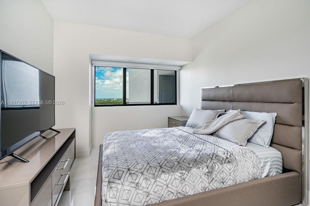 Real estate property located at 650 32nd St #2005, Miami-dade, Paraiso Bay Condo, Miami, FL