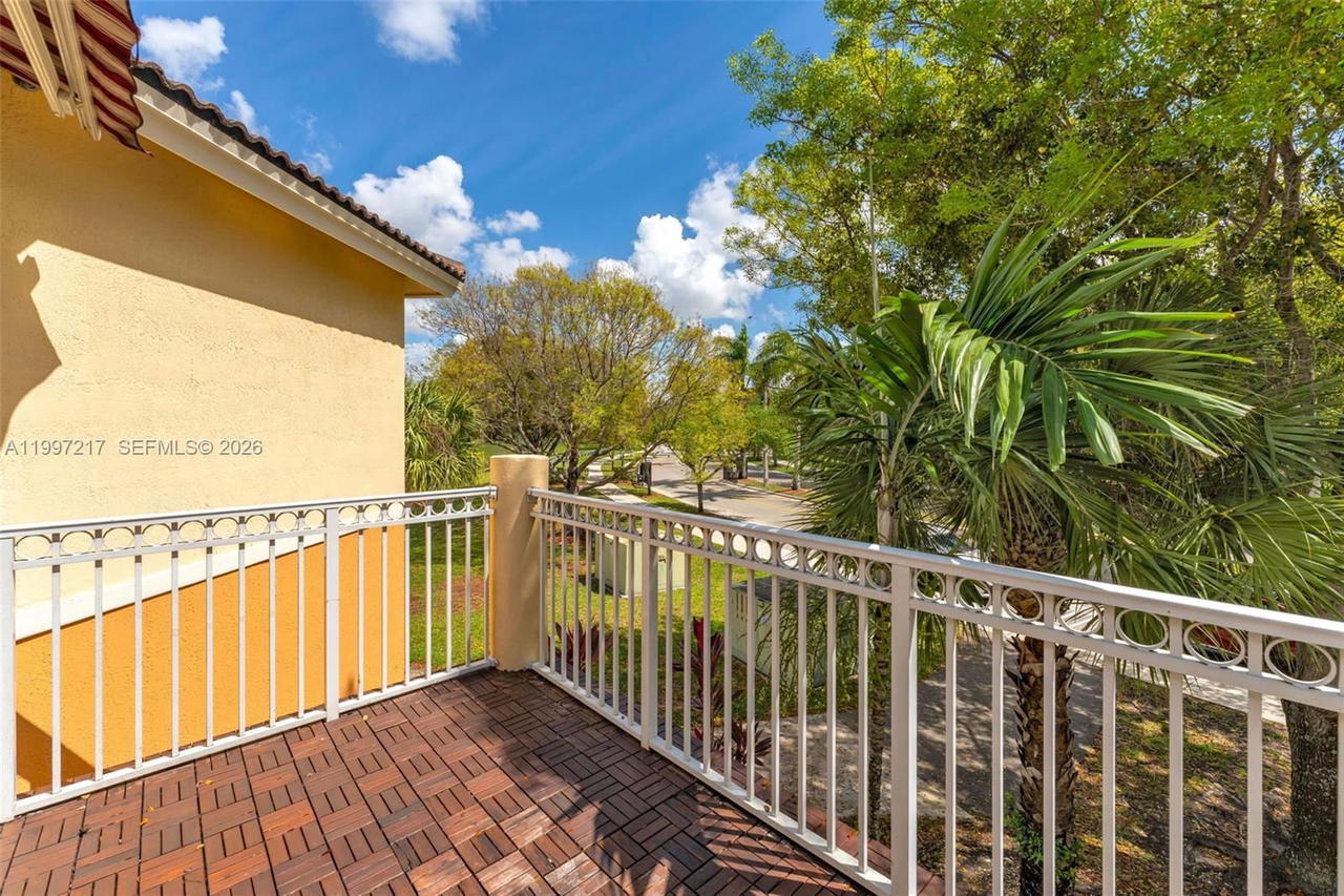 Real estate property located at 10012 7th St #206, Miami-dade, Fontainebleau Lakes Court, Miami, FL