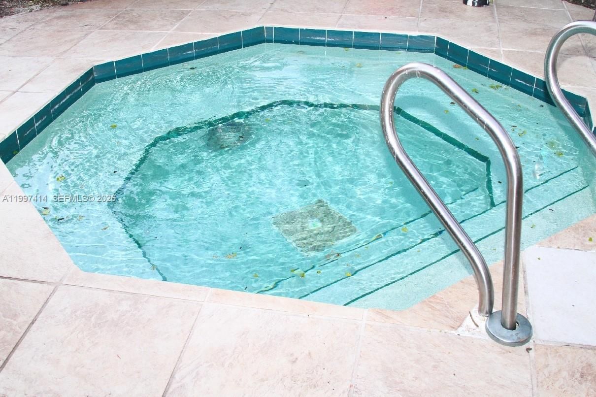 Real estate property located at 10725 Cleary Blvd #211, Broward, Lakes Of Jacaranda Condo, Plantation, FL