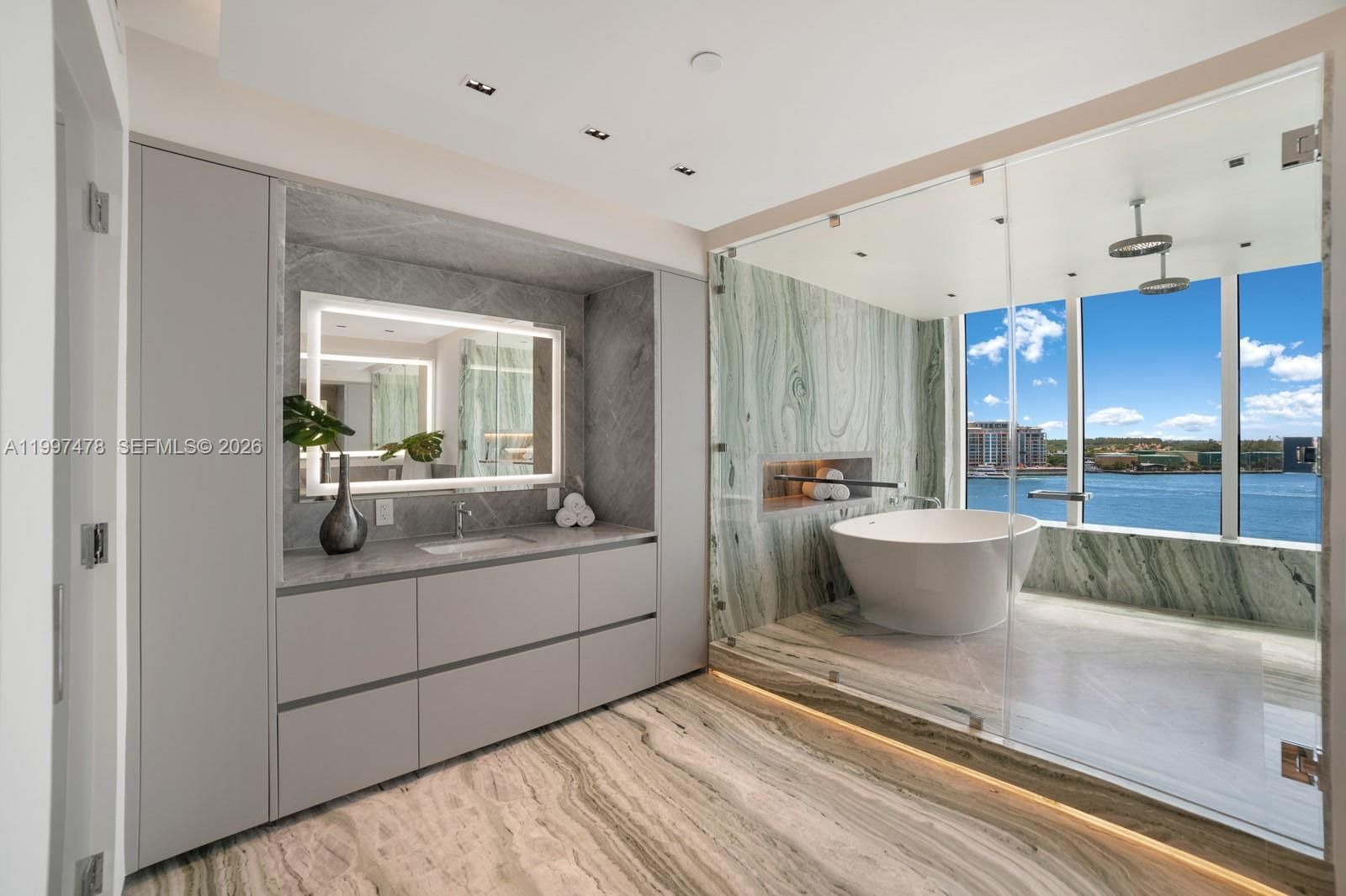 Real estate property located at 1000 Pointe Dr #901, Miami-dade, Murano At Portofino Condo, Miami Beach, FL