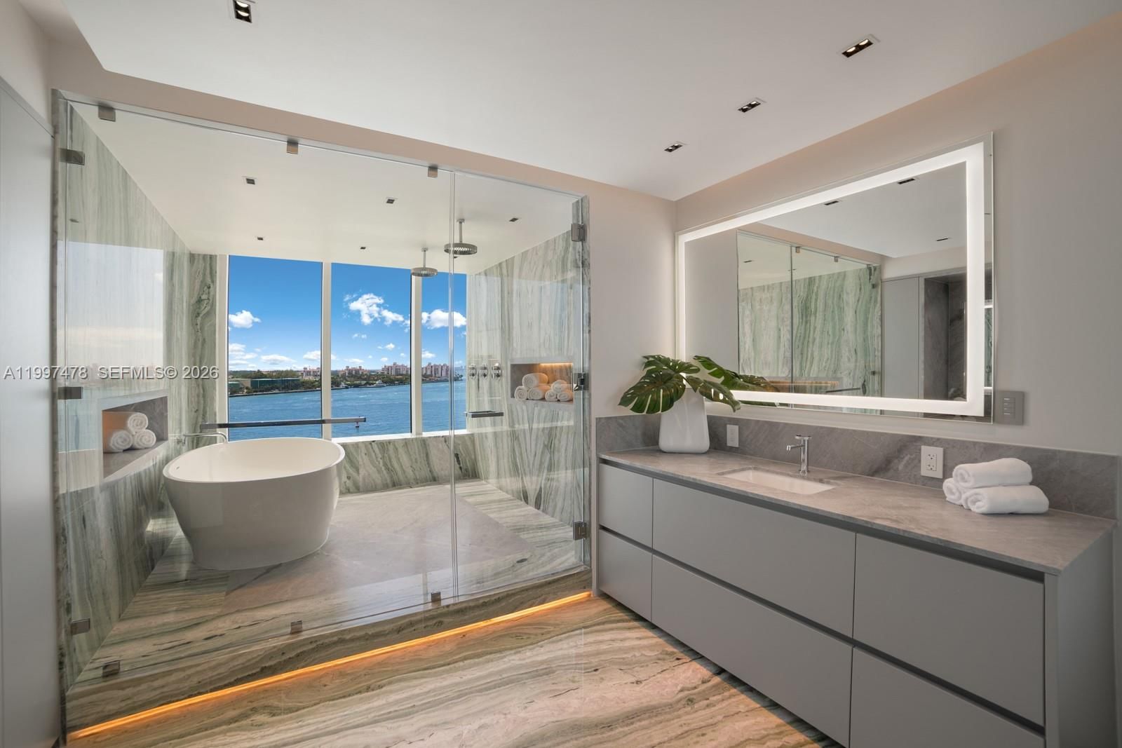 Real estate property located at 1000 Pointe Dr #901, Miami-dade, Murano At Portofino Condo, Miami Beach, FL