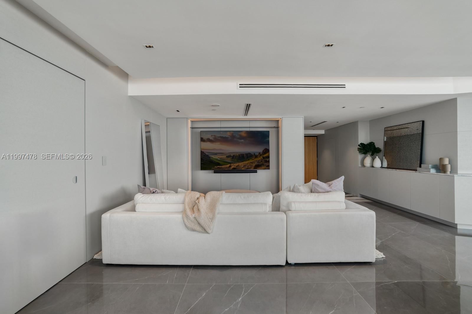 Real estate property located at 1000 Pointe Dr #901, Miami-dade, Murano At Portofino Condo, Miami Beach, FL