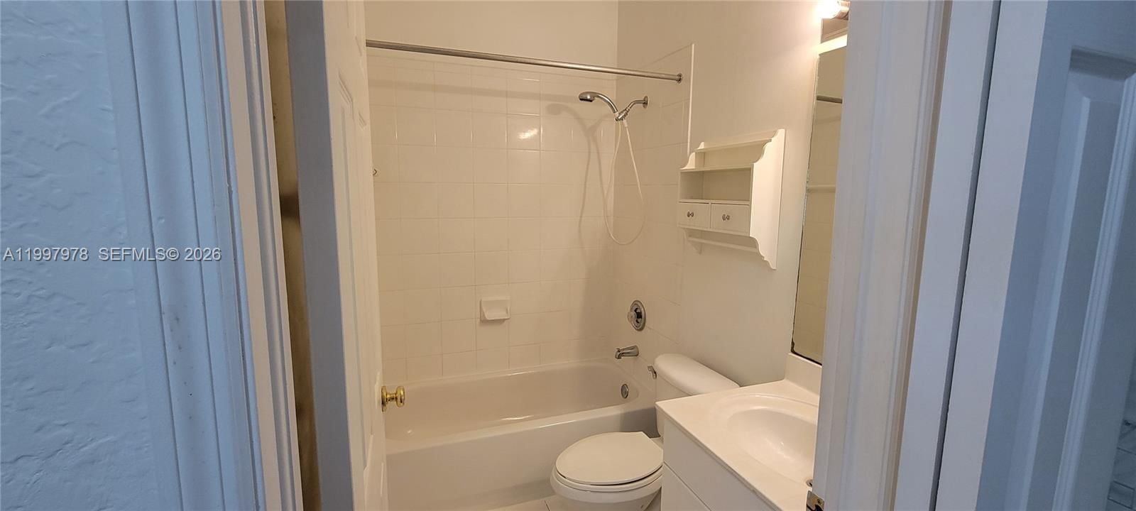 Real estate property located at 5640 115th Ct #211, Miami-dade, Las Brisas At Doral Condo, Doral, FL