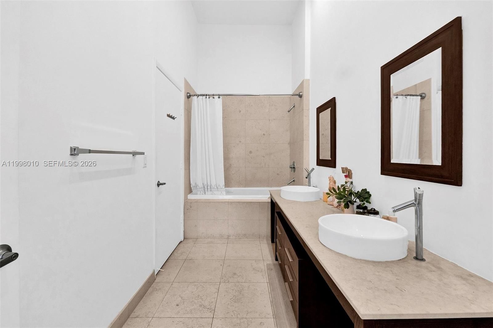 Real estate property located at 465 Brickell Ave #1406, Miami-dade, Iconbrickell Condo No 1, Miami, FL