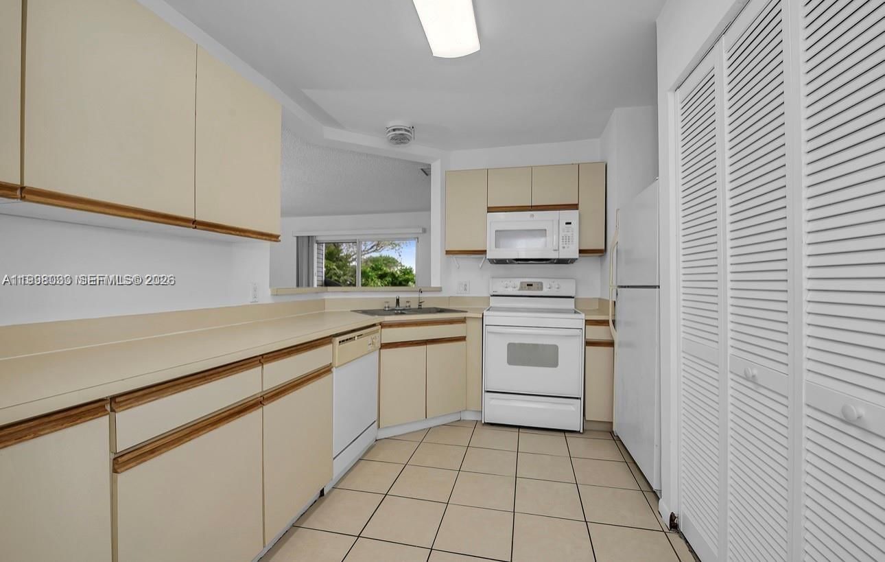 Real estate property located at 3453 44th St #104, Broward, Summer Lake, Oakland Park, FL