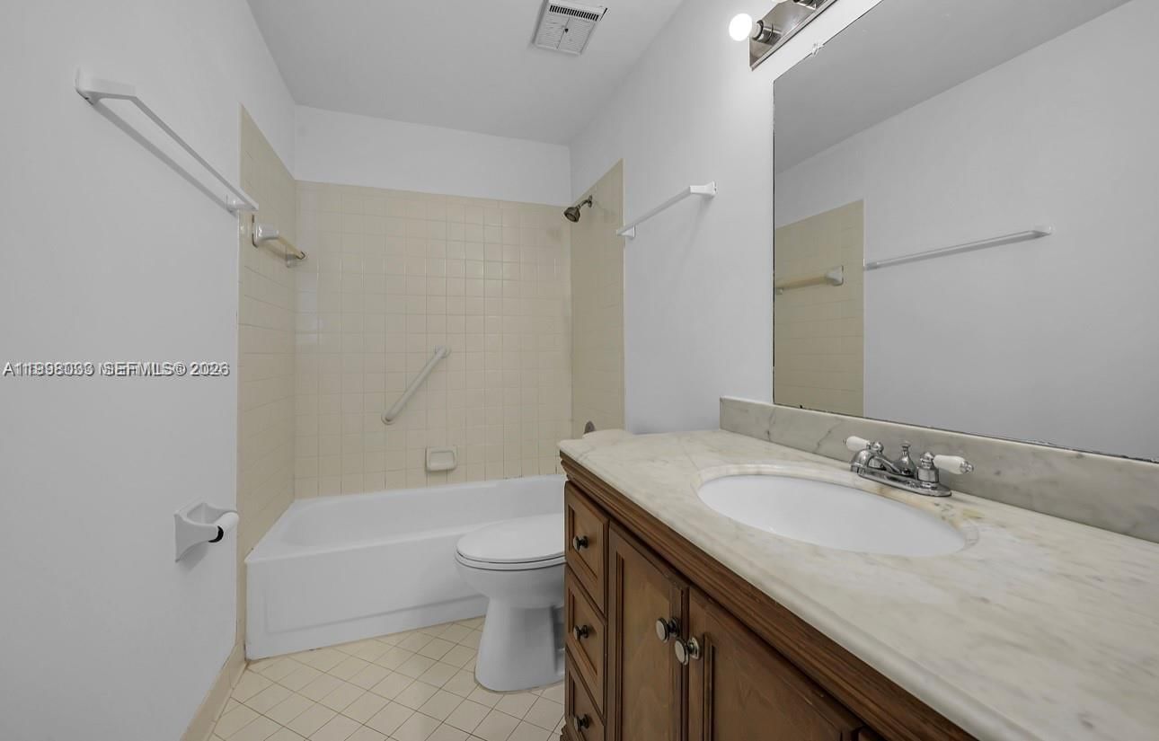 Real estate property located at 3453 44th St #104, Broward, Summer Lake, Oakland Park, FL