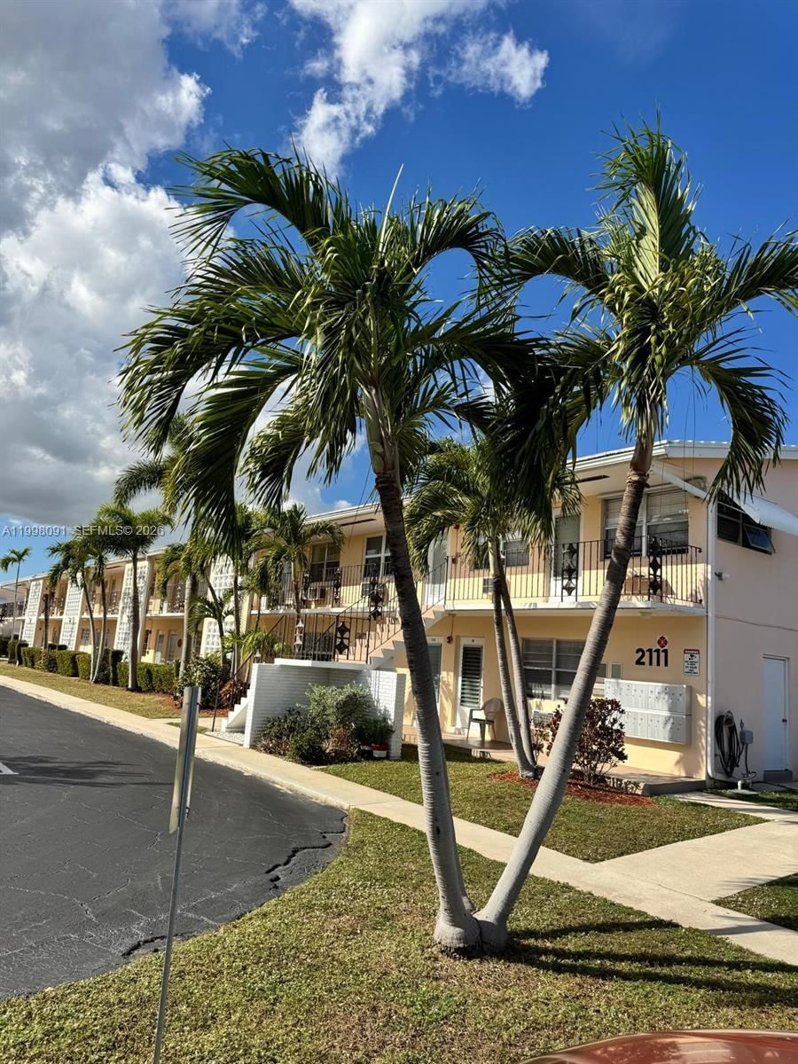 Real estate property located at 2111 56th St #206, Broward, Carlton Terrace Co-op, Fort Lauderdale, FL