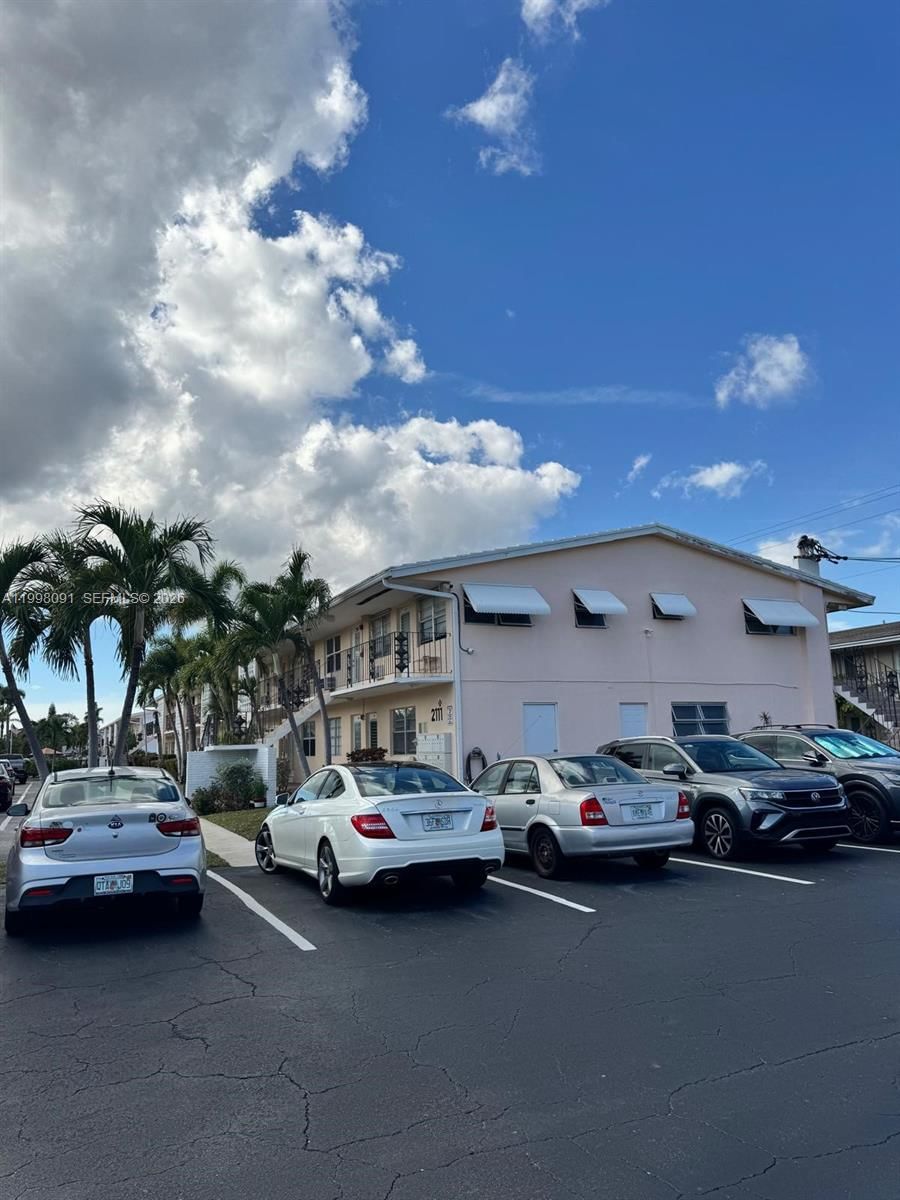 Real estate property located at 2111 56th St #206, Broward, Carlton Terrace Co-op, Fort Lauderdale, FL