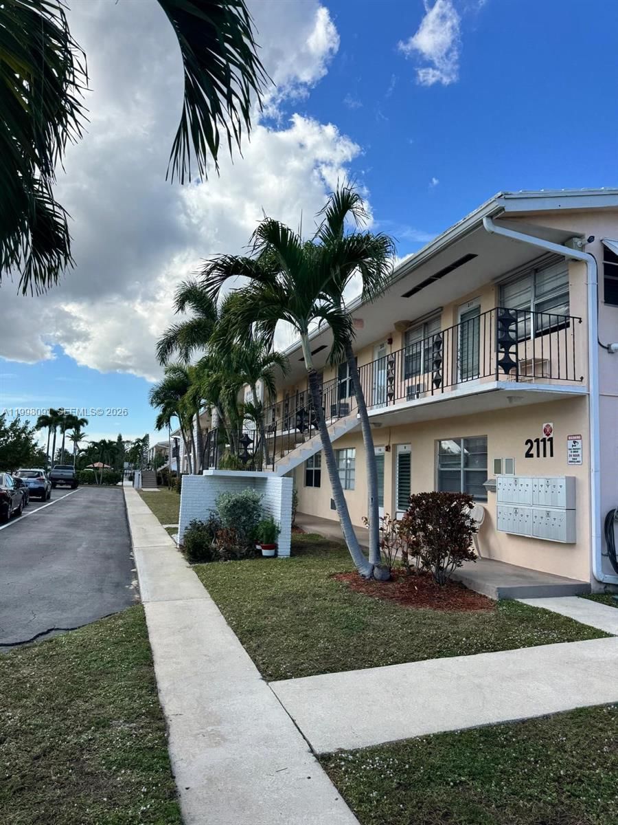 Real estate property located at 2111 56th St #206, Broward, Carlton Terrace Co-op, Fort Lauderdale, FL