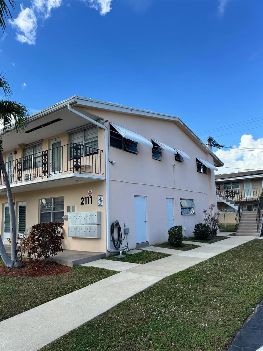 Real estate property located at 2111 56th St #206, Broward, Carlton Terrace Co-op, Fort Lauderdale, FL