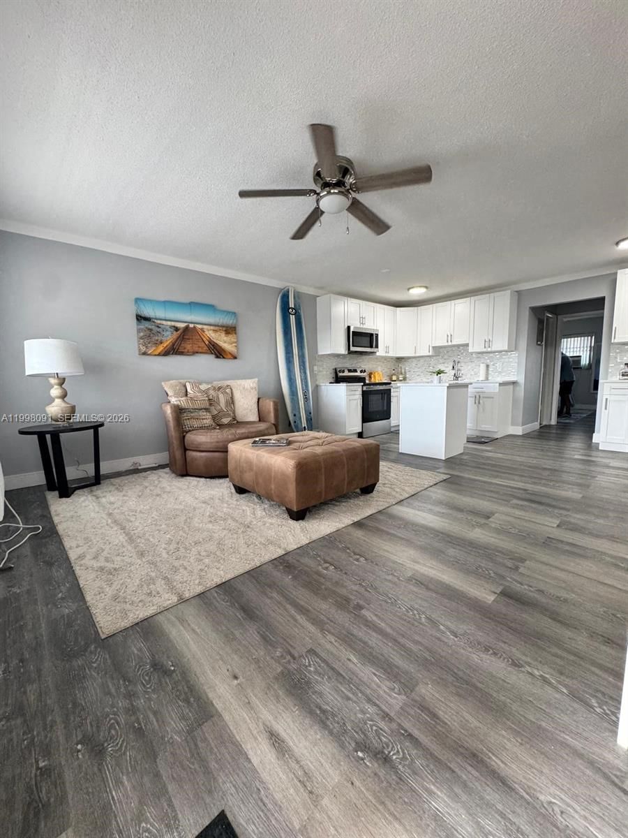 Real estate property located at 2111 56th St #206, Broward, Carlton Terrace Co-op, Fort Lauderdale, FL