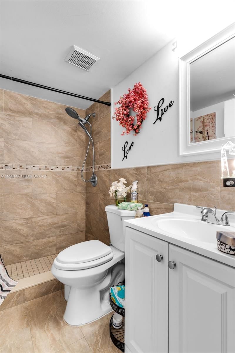 Real estate property located at 6210 131st Ct #204, Miami-dade, Lake Forest Park Condo Vi, Miami, FL