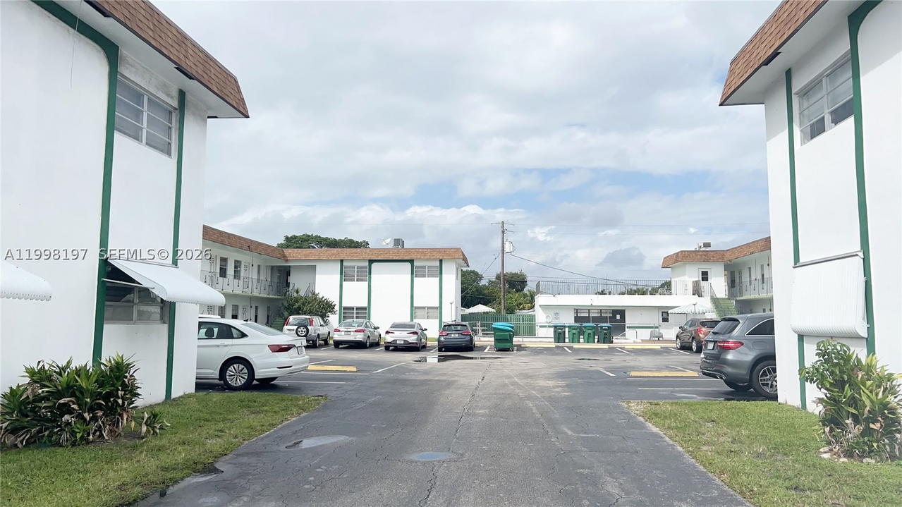 Real estate property located at 2225 Polk St #6B, Broward, Cypress Gardens Condomini, Hollywood, FL