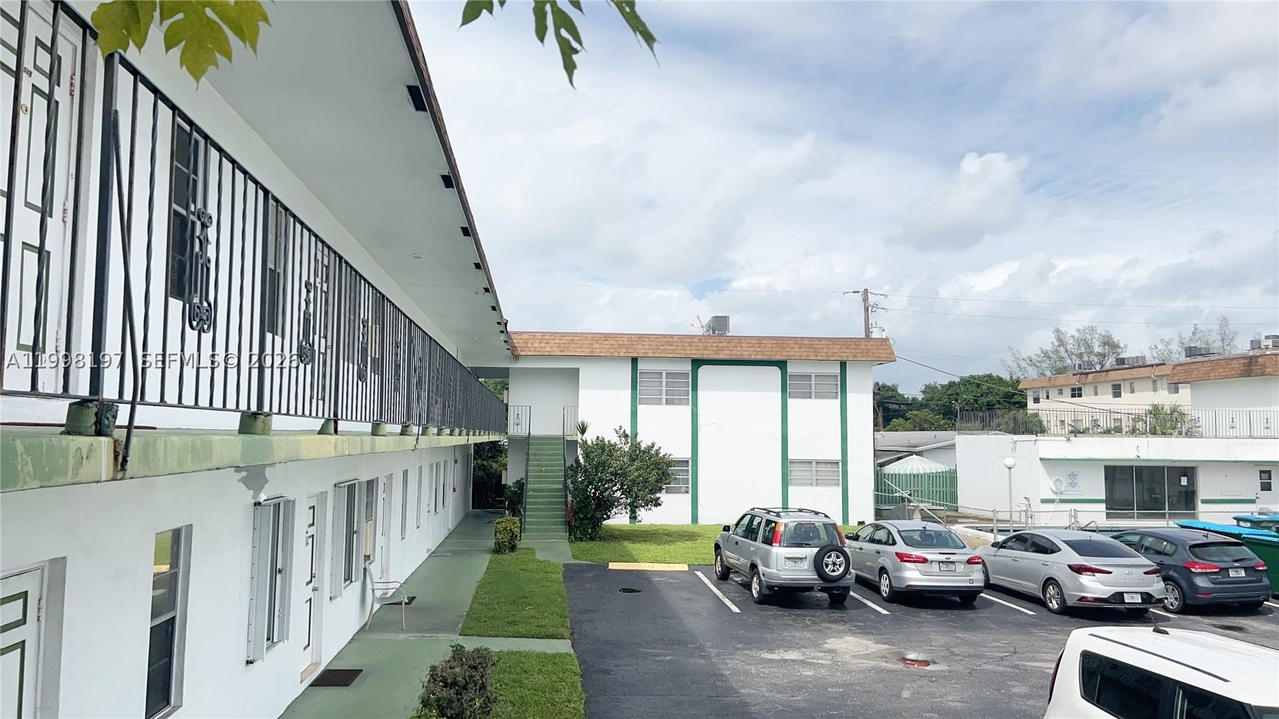 Real estate property located at 2225 Polk St #6B, Broward, Cypress Gardens Condomini, Hollywood, FL