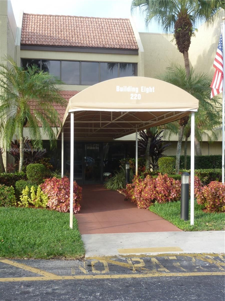 Real estate property located at 220 Lakeview Dr #301, Broward, Building Eight Of Racquet, Weston, FL