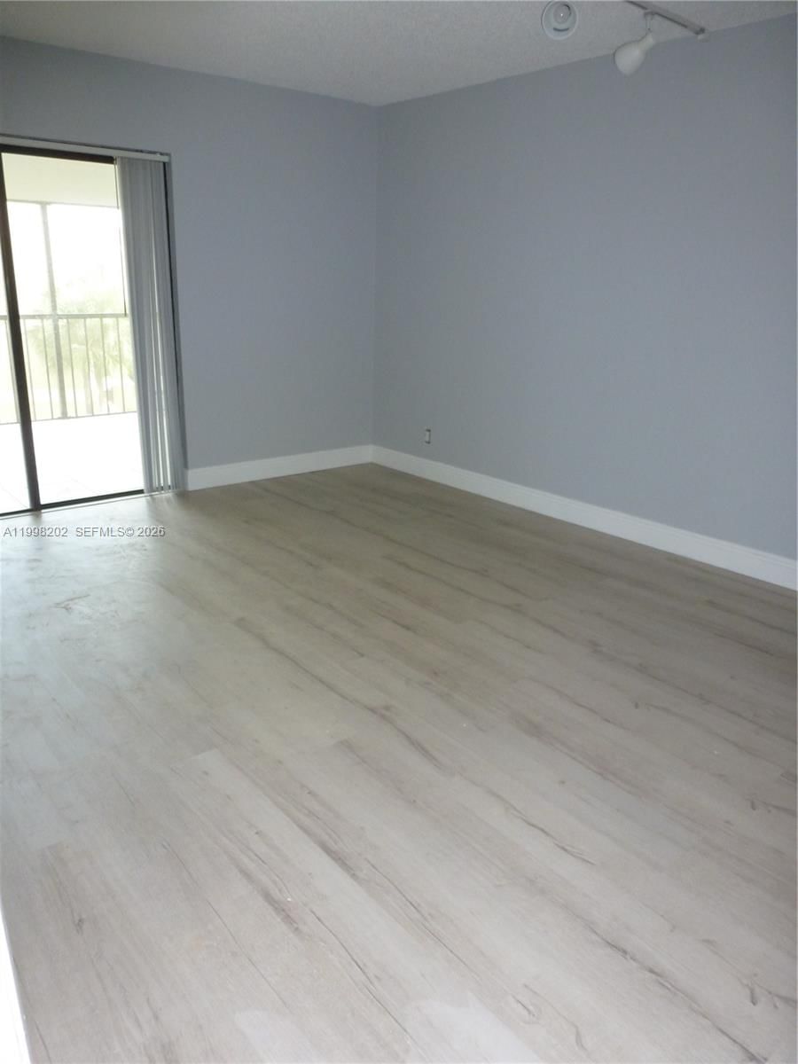 Real estate property located at 220 Lakeview Dr #301, Broward, Building Eight Of Racquet, Weston, FL